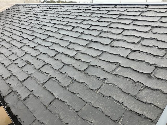 名古屋市千種区に屋根カバー工法による屋根工事現調・庭先に落ちていた屋根の欠片からパミールと判明